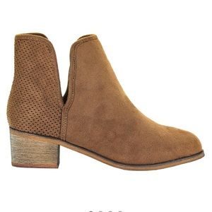 SEVEN7 NWT ankle boots SIZE:8 vegan leather